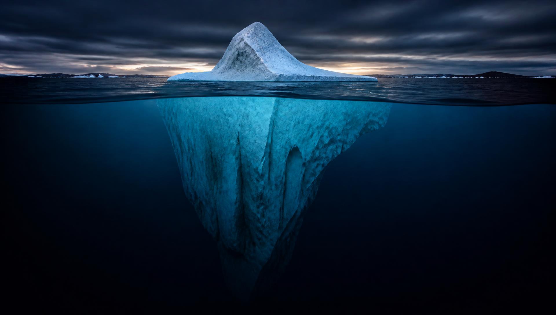 Iceberg com a maior parte da massa submersa em águas profundas